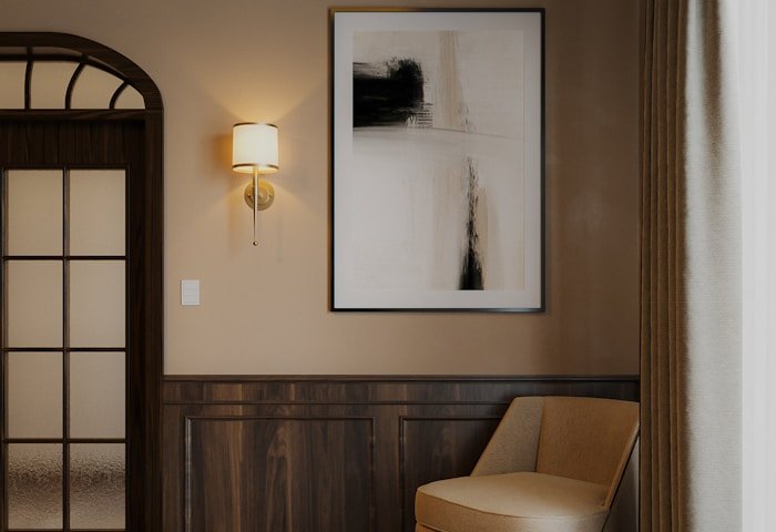 Ambiente com poltrona e painel em madeira